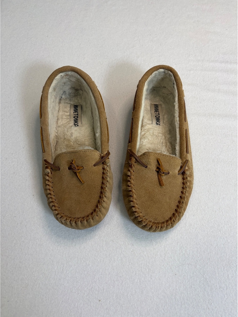 Minnetonka Women's Brown Leather Moccasin Slippers with Faux Fur Lining Size 9M